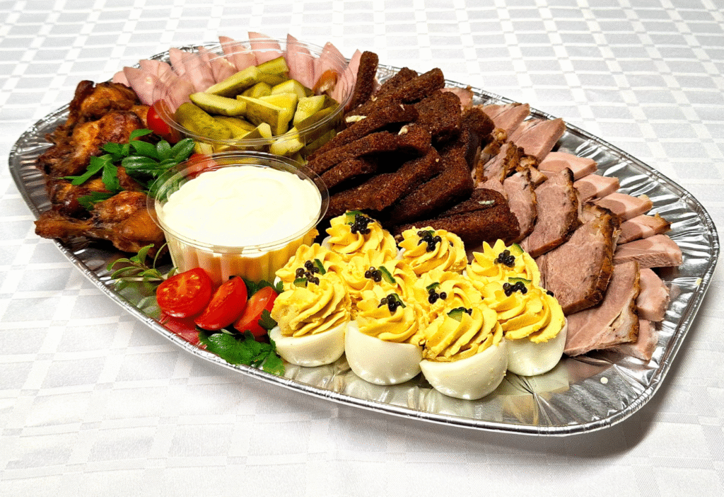 Vaagnal on seaprae lõigud 300 g, täidetud muna 10  tk, singirullid 10 tk, küpsetatud kanatiiva õlaosa 300 g, küüslauguleivad 200 g, marineeritud kurk 400 g, küü